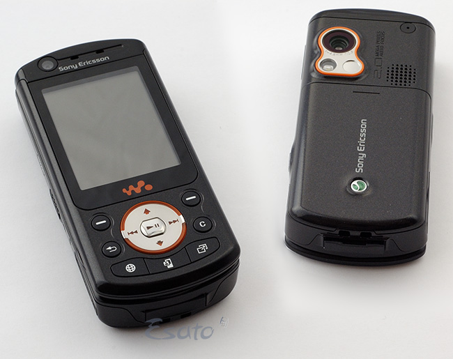 Sony Ericsson W900 back and front